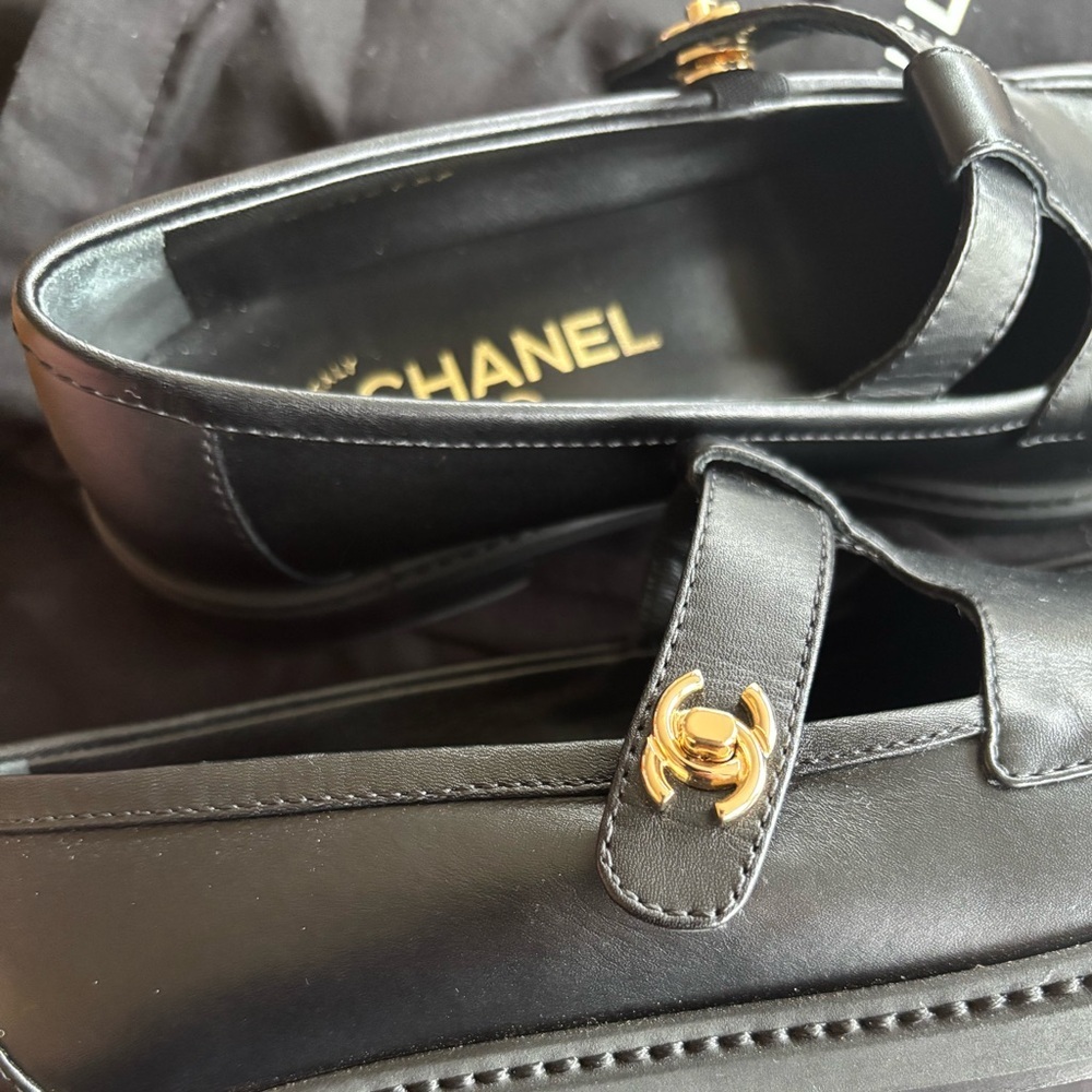 EUC CHANEL Calfskin CC Turnlock Moccasin Loafers 37 in  Black with dust bags - Picture 3 of 9